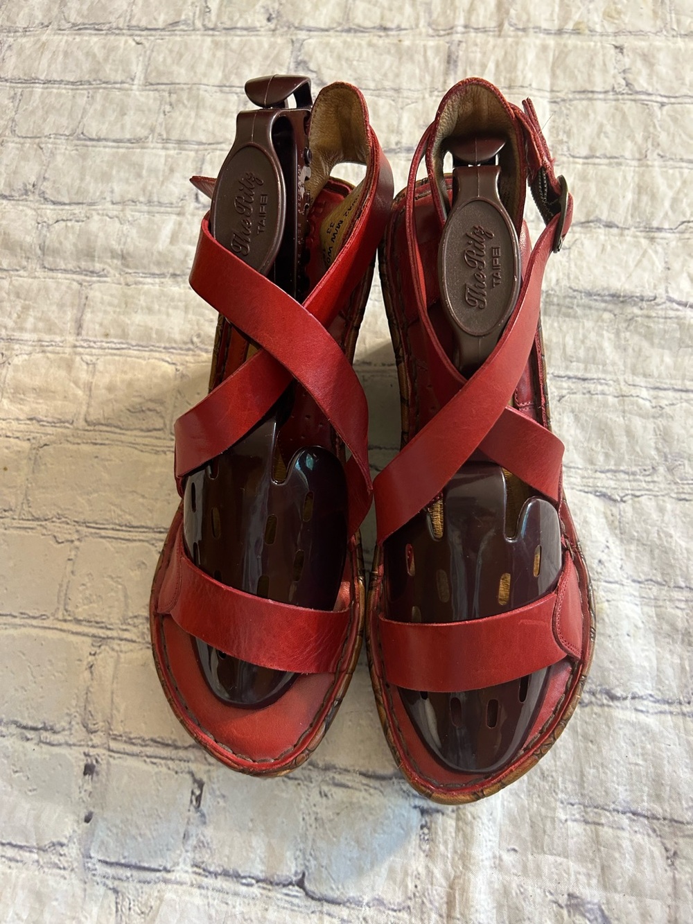 BORN LEATHER DARK RED EMBOSSED CROC-PATTERNED WEDGE PLATFORM SANDALS WOMENS 10